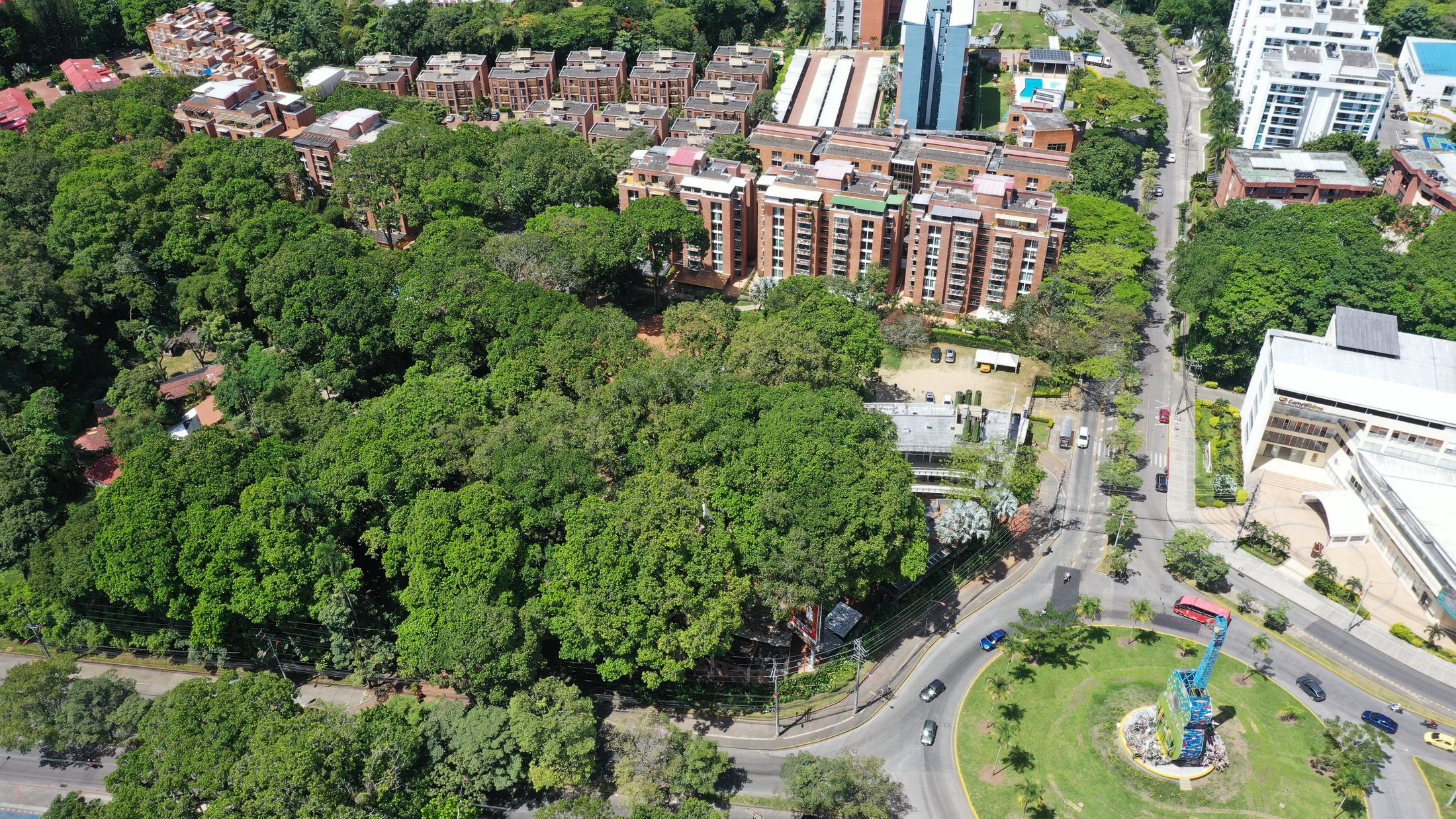 Vista aérea de Plazas del Bosque rodeada por árboles, edificios y vías de acceso