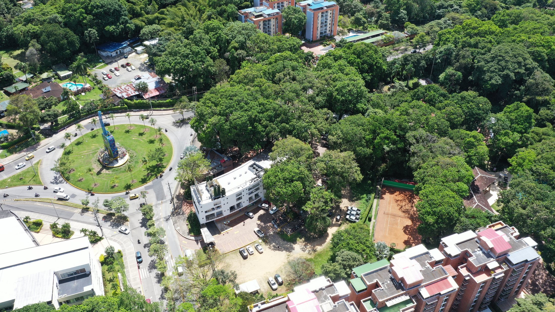 Vista aérea del entorno arbolado de Plazas del Bosque, con vías, edificaciones y amplias zonas verdes
